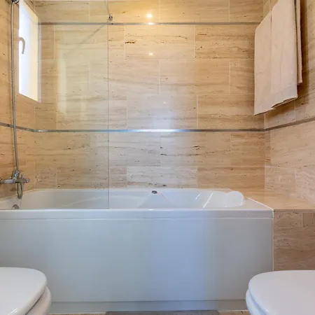 Villa With 4 Bedrooms And Private Heated Pool *