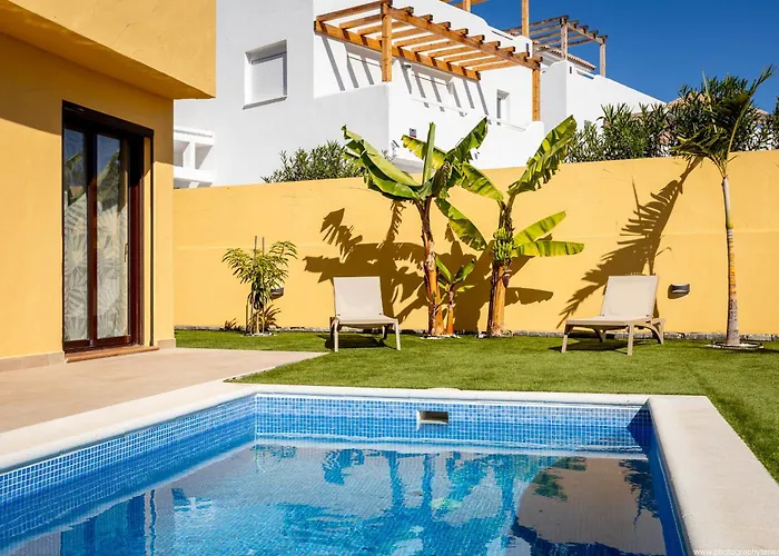 With 4 Bedrooms And Private Heated Pool Willa
